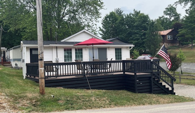 Cozy 2-bedroom cabin at Seneca Lake, Ohio with AC, WiFi