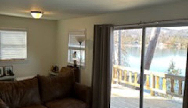 Cozy 2 bedroom cabin at Lake George water's edge with deck & beautiful sunsets.