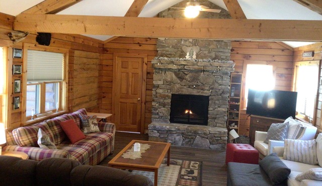 Cozy 2-bedroom cabin in lovely Wallingford with AC & outdoor hot tub