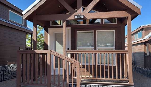 Cozy 2-bedroom cabin #102