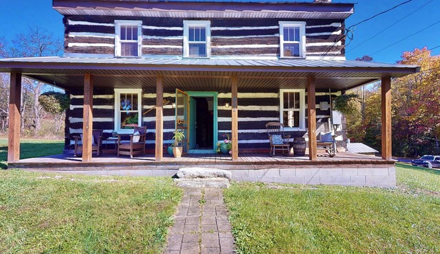 Cozy 2-bedroom cabin built in 1855 with WiFi