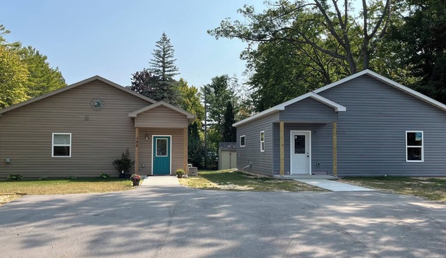 Cozy 2-bedroom cabin in peaceful Cadillac with AC, WiFi available in June 2025