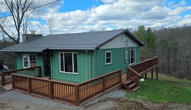 Cozy 2-bedroom cabin in burroak state park with AC and hot tub,