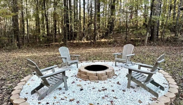 Cozy 2-bedroom cabin in perfect Hamilton with refreshing AC