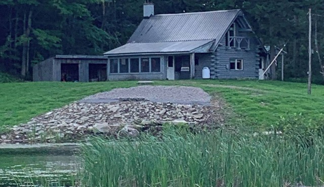 Cozy 2-bedroom cabin in beautiful Montague, directly on the trails