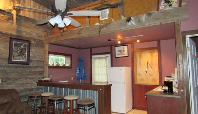 Cozy 2-bedroom cabin in front of the lake!