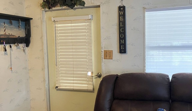 Cozy 2-bedroom cabin in fabulous Alba with cool AC . Only 8miles from lake fork