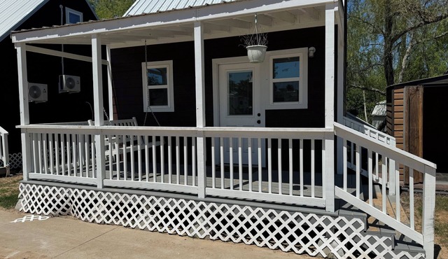 Cozy 2-bedroom cabin in lovely Alvin with WiFi, AC