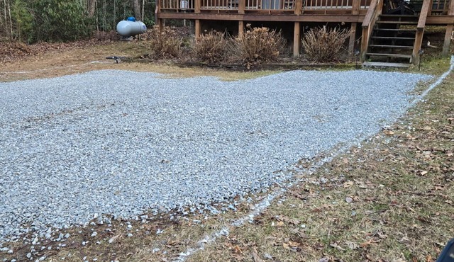 Cozy 2-bedroom cabin in peaceful Cosby with AC