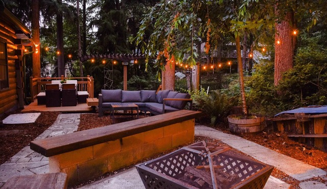 Cozy 2-bedroom cabin in charming Clinton with AC, WiFi, Family friendly.