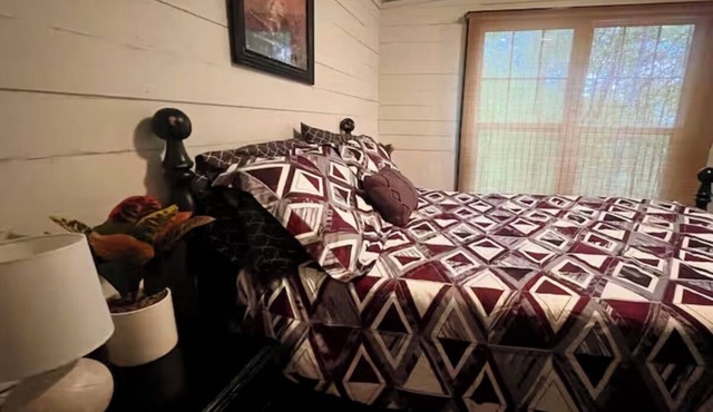 Cozy 2-bedroom cabin in charming Hinton with WiFi