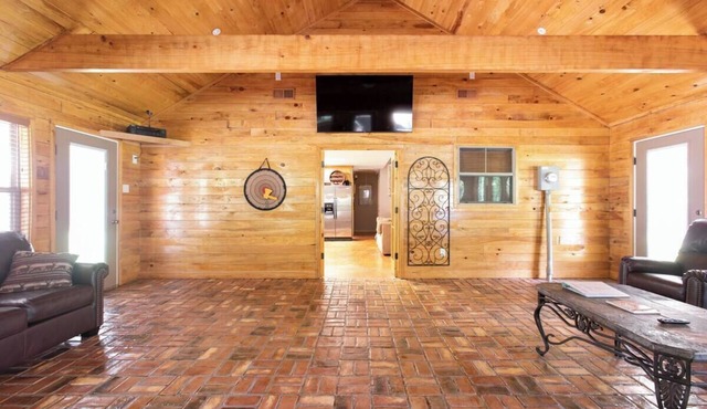 Cozy 2-bedroom cabin in charming Liberty MS with Starlink WIFI