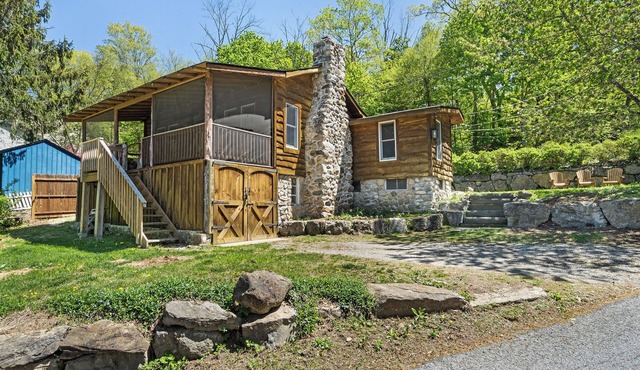 Cozy 2-bedroom cabin in Andover with WiFi, W/D AC, Backyard, Front Porch & Grill