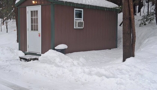 Cozy 2-bedroom cabin in charming Parish with AC for relaxing stays