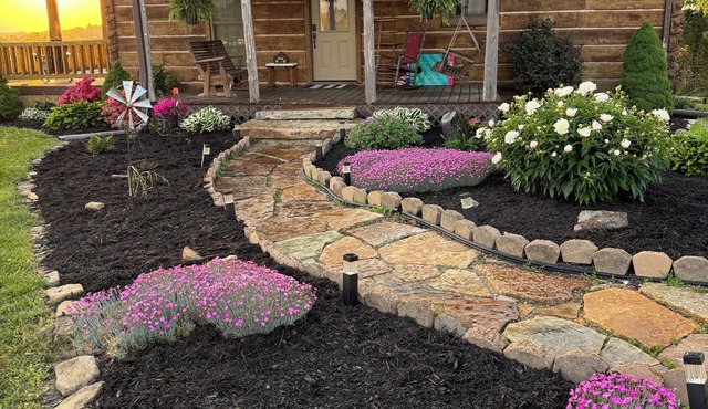 Cozy 2-bedroom cabin minutes from London, Ky and I75. Sleeps 6 with Koi pond.
