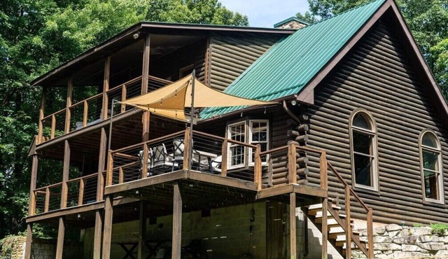 Cozy 2 bedroom cabin nestled in wooded hideaway