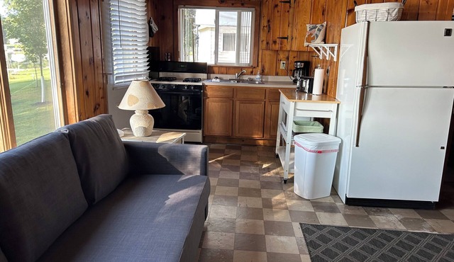 Cozy 2-bedroom cabin on beautiful Lake Holcombe with AC