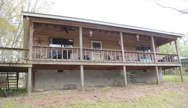 Cozy 2 bedroom Cabin on 5 acres with pond view.