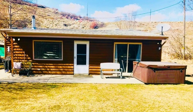 Cozy 2-bedroom cabin on the Provo River