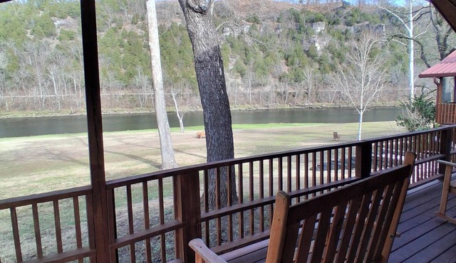 Cozy 2-bedroom cabin on the beautiful White River!