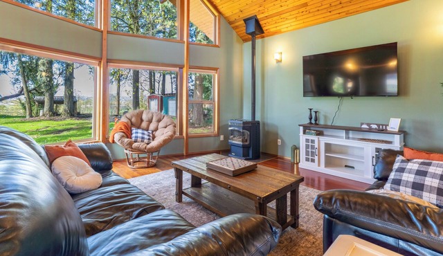Cozy 2-bedroom cabin on the river in Newberg
