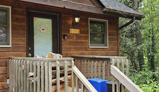 Cozy 2 bedroom cabin w/hot tub