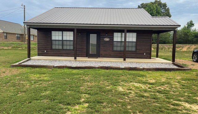 Cozy 2-bedroom cabin with WiFi, AC in soothing Batesville, MS
