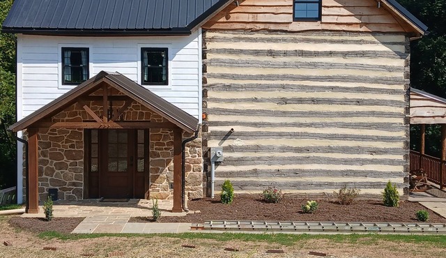 Cozy 2-bedroom cabin in charming Fawn Grove with AC, WIFI & walking trail.