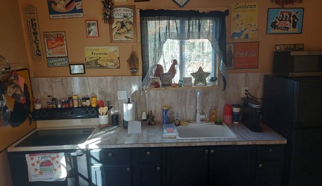 Cozy 2-bedroom cabin with free parking.