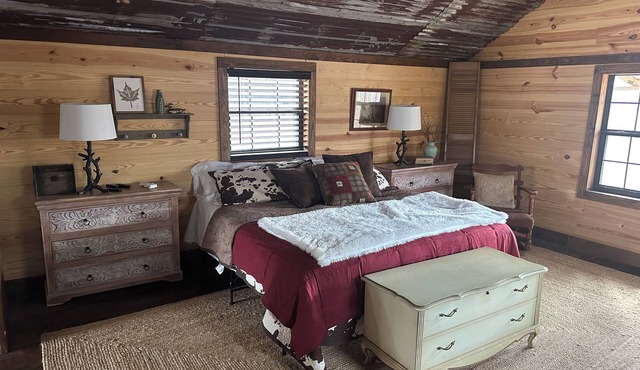 Cozy 2 bedroom cabin on lovely Bear Creek HaleyvilleAl