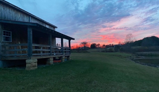 Cozy 2-bedroom cabin with WiFi, AC in welcoming Jamestown