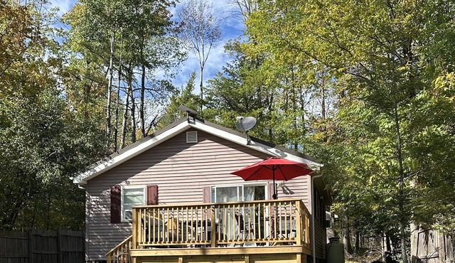 Cozy 2-bedroom cabin in charming Keeseville with AC