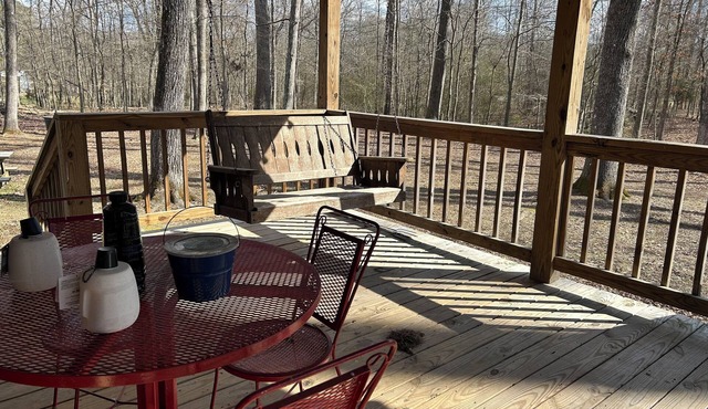 Cozy 2-bedroom cabin in welcoming LaFayette with WiFi, AC