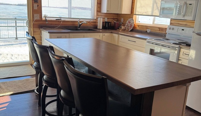 Cozy 2-bedroom cabin located on Big Cormorant Lake in Lake Park with WiFi, AC