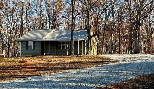 Cozy 2-bedroom cabin in charming Lexington with WiFi, AC