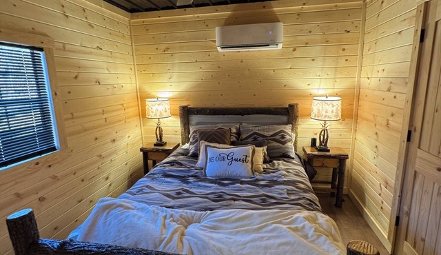 Cozy 2-bedroom cabin at Happy Ass Farm