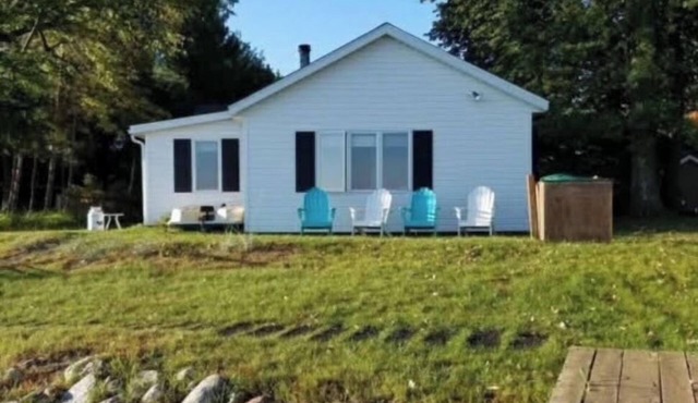 Cozy 2-bedroom cabin with AC and Rush Lake out your front door!