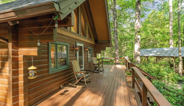 Cozy 2-bedroom cabin in charming Pittsboro with fitness room, AC