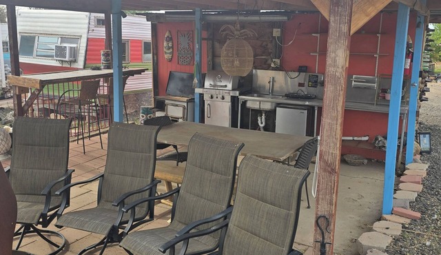 Cozy 2-bedroom cabin on a working mini farm in San Fidel with AC on old route 66