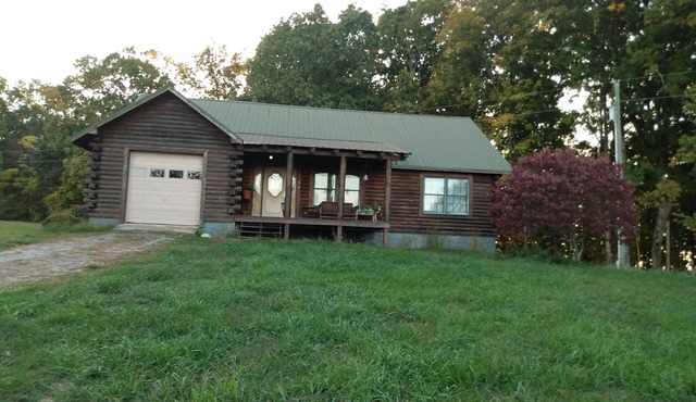Cozy 2-bedroom cabin in welcoming Sweetwater on 48 acre horse farm.