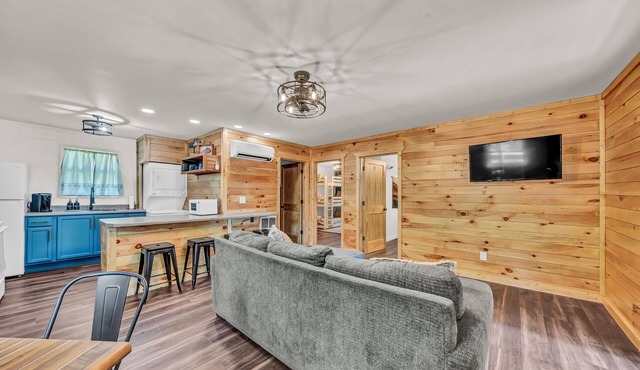 Cozy 2-bedroom cabin in charming Wellington with Hot tub