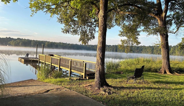 Cozy 2-bedroom cabin on Lake Wateree near Camden, Blythewood, Ridgeway with dock