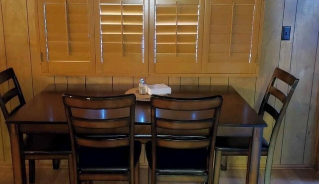 Cozy 2-Bedroom Cabin w/Pool Table, Firepit & Foosball – Near Village & Resorts