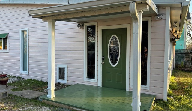 Cozy 2-bedroom cabin with large yard in charming San Leon