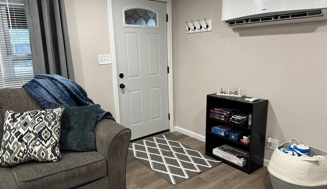 Cozy 2-bedroom cabin with WiFi, AC in tranquil Moravia