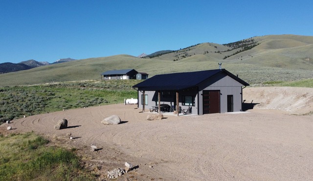 Cozy 2 bedroom cabin with loft in Polaris sleeps 6