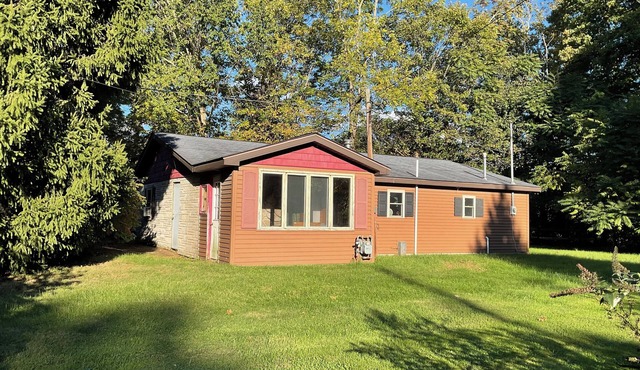 Cozy 2-bedroom cabin with AC, WiFi in charming Girard