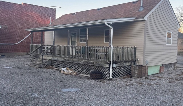 Cozy 2-bedroom cabin with Small Town Charm and Convenience