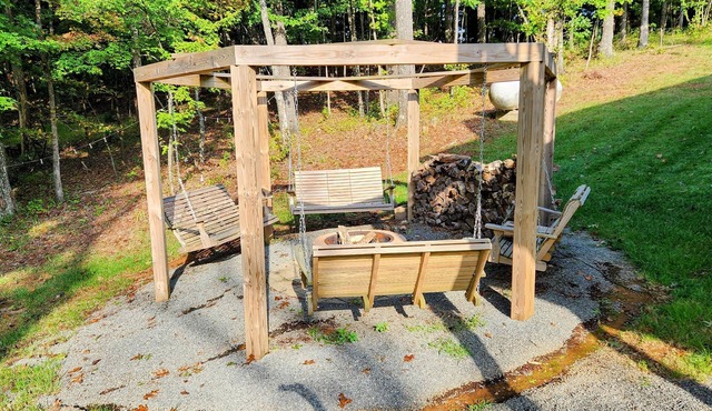 Cozy 2-bedroom cabin with lots of room, AC and WiFi near the Blue Ridge Parkway.
