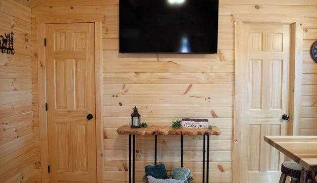 Cozy 2-bedroom cabin with hot tub nestled in the woods of Morgan County